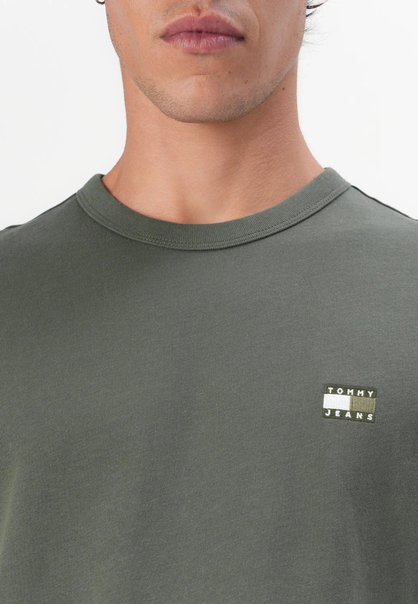 TOMMY JEANS CAMISETA REGULAR FIT VERDE OLIVA