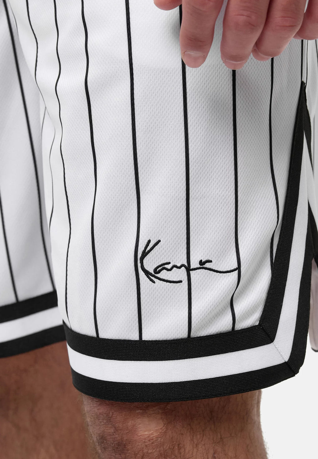 KARL KANI SMALL SIGNATURE PINSTRIPE BERMUDA MESH BLANCO / NEGRO