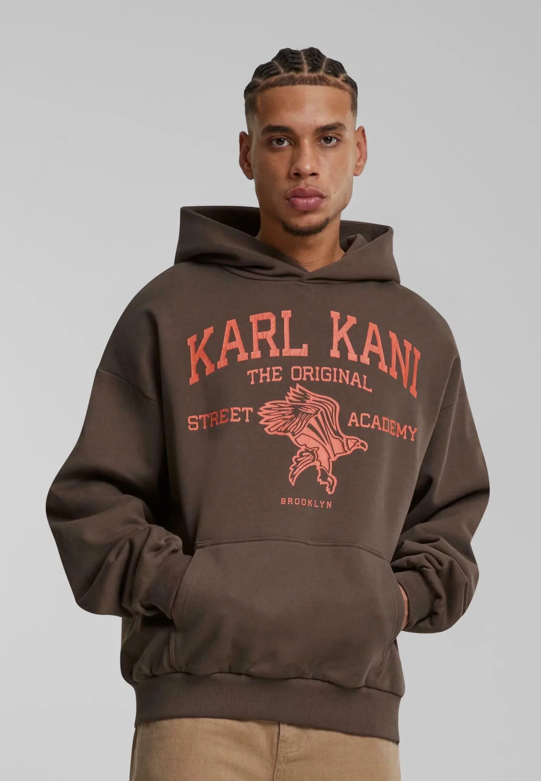KARL KANI STREET ACADEMY SUDADERA CAPUCHA OVERSIZE FIT MARRÓN OSCURO