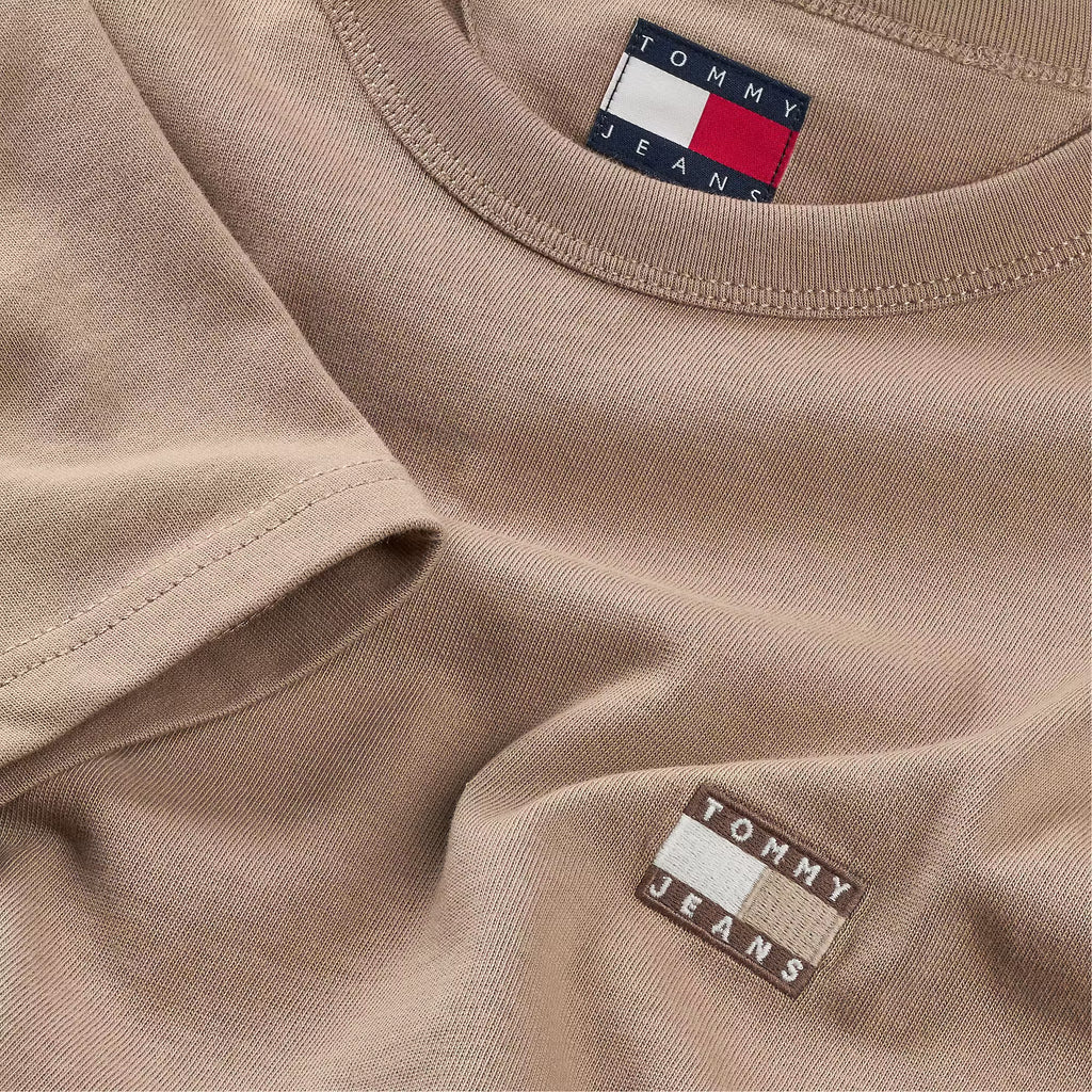 TOMMY JEANS REGULAR BADGE CAMISETA REGULAR FIT COASTAL TAUPE