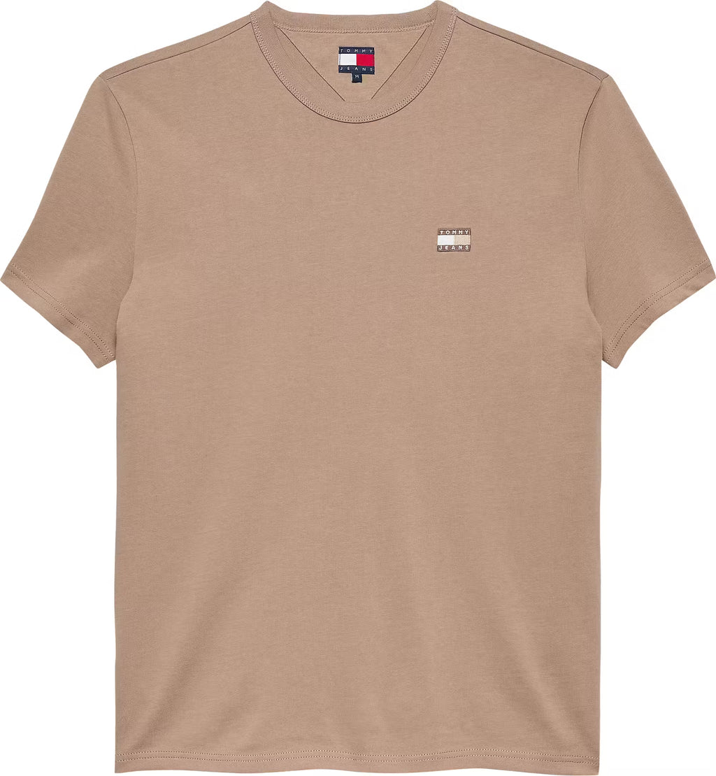 TOMMY JEANS REGULAR BADGE CAMISETA REGULAR FIT COASTAL TAUPE