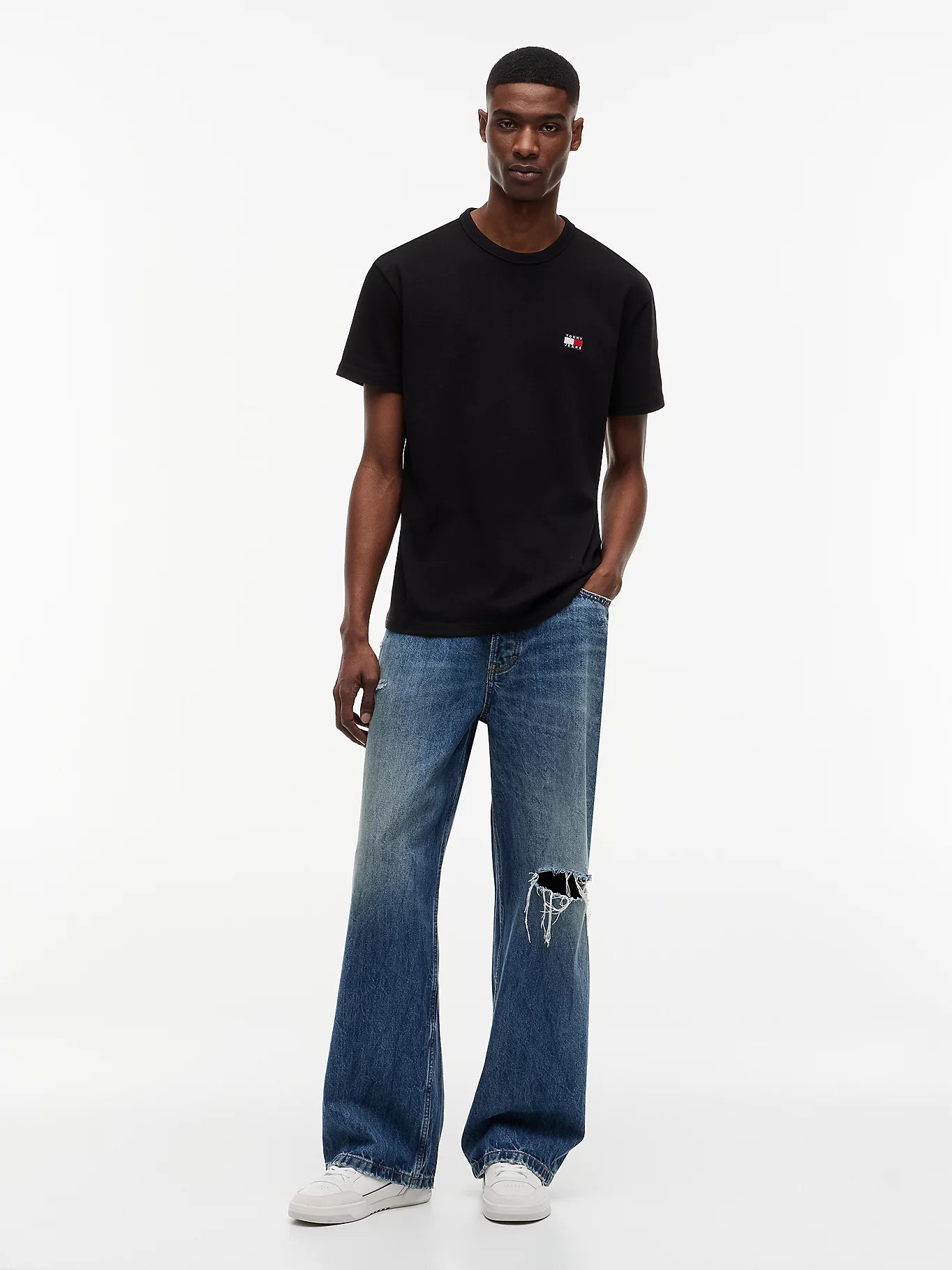 TOMMY JEANS REGULAR BADGE CAMISETA REGULAR FIT NEGRA
