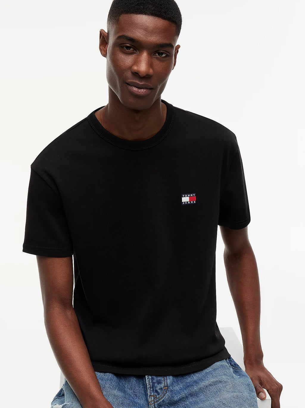 TOMMY JEANS REGULAR BADGE CAMISETA REGULAR FIT NEGRA