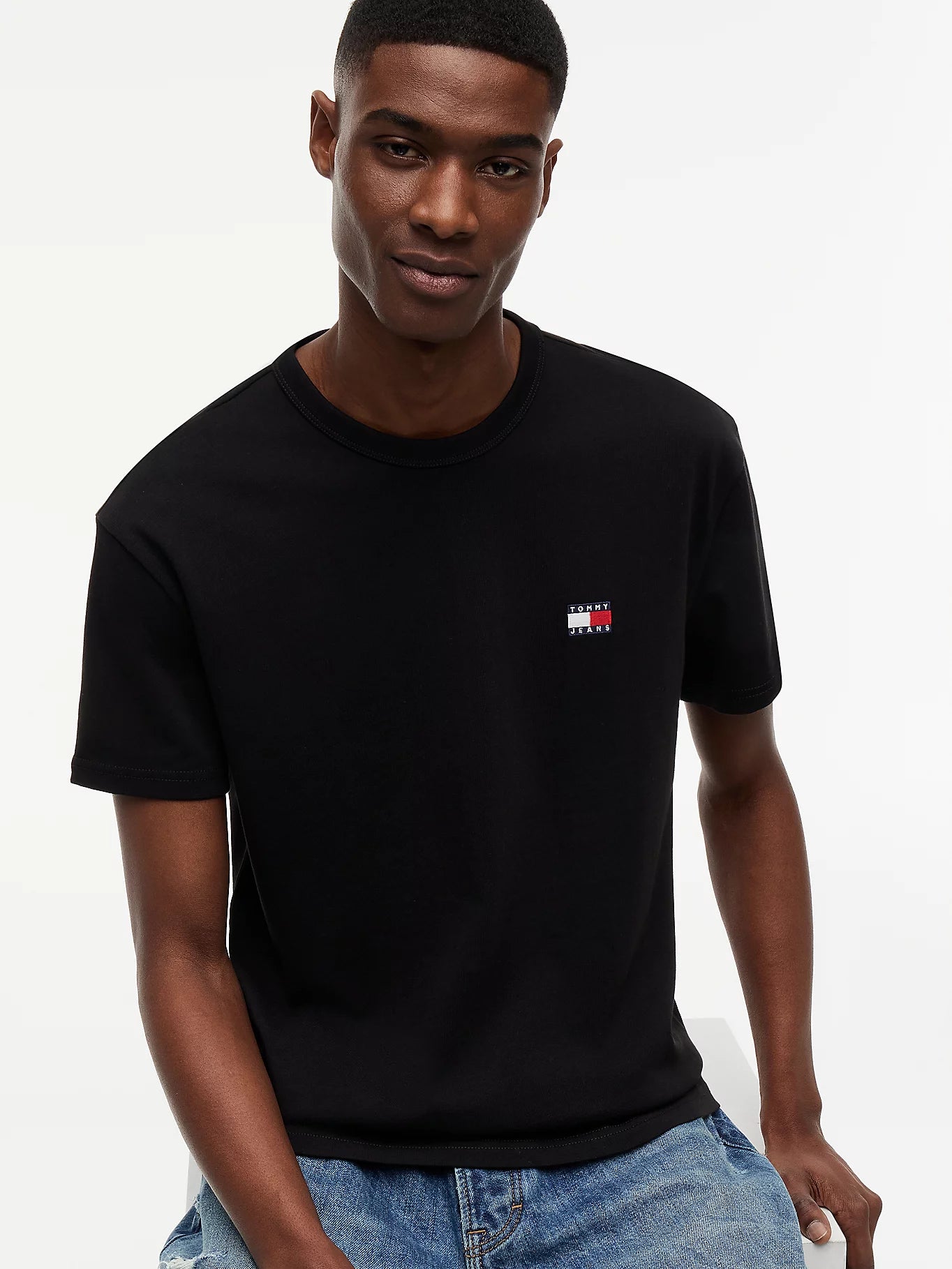TOMMY JEANS REGULAR BADGE CAMISETA REGULAR FIT NEGRA
