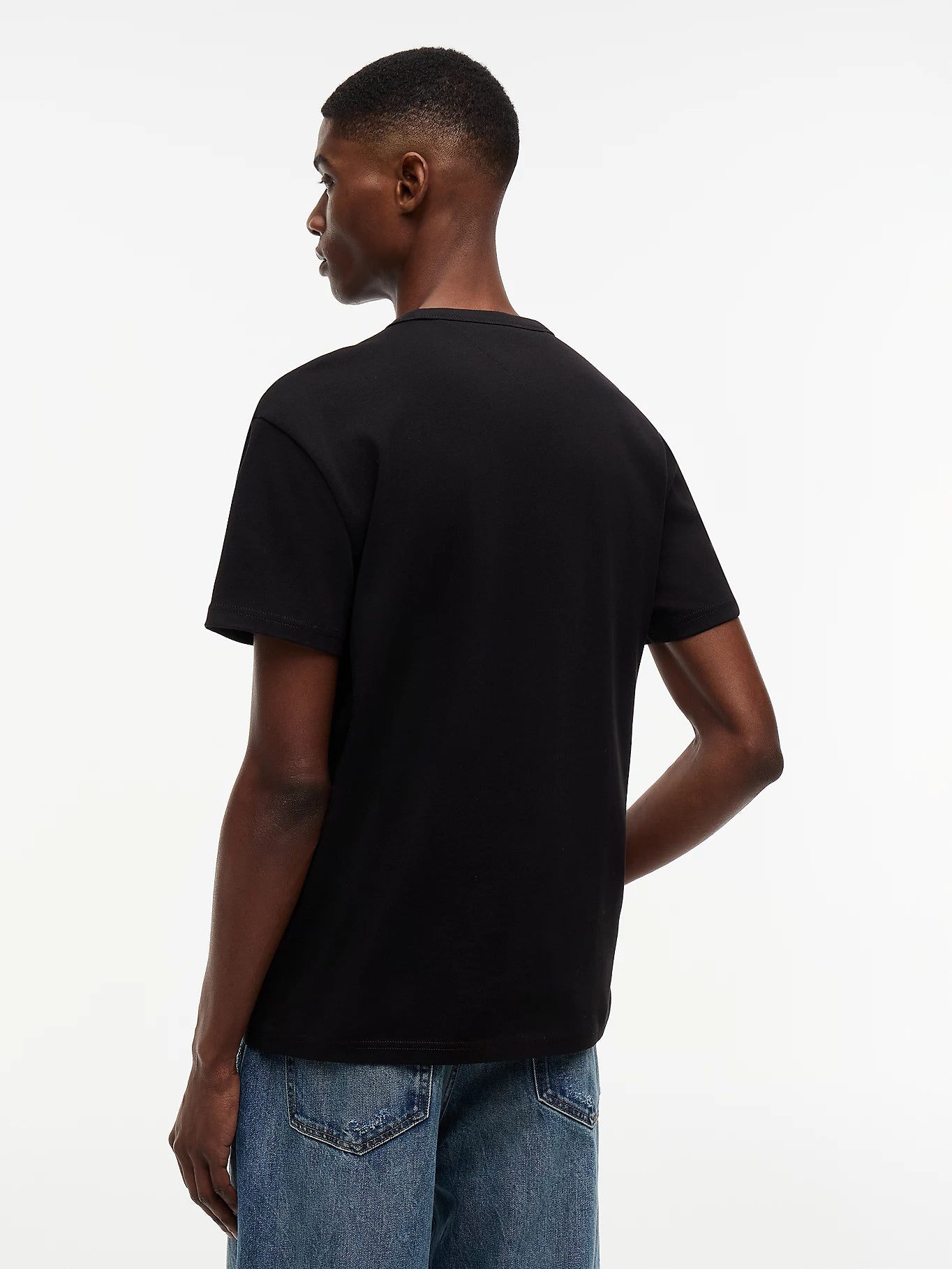 TOMMY JEANS REGULAR BADGE CAMISETA REGULAR FIT NEGRA