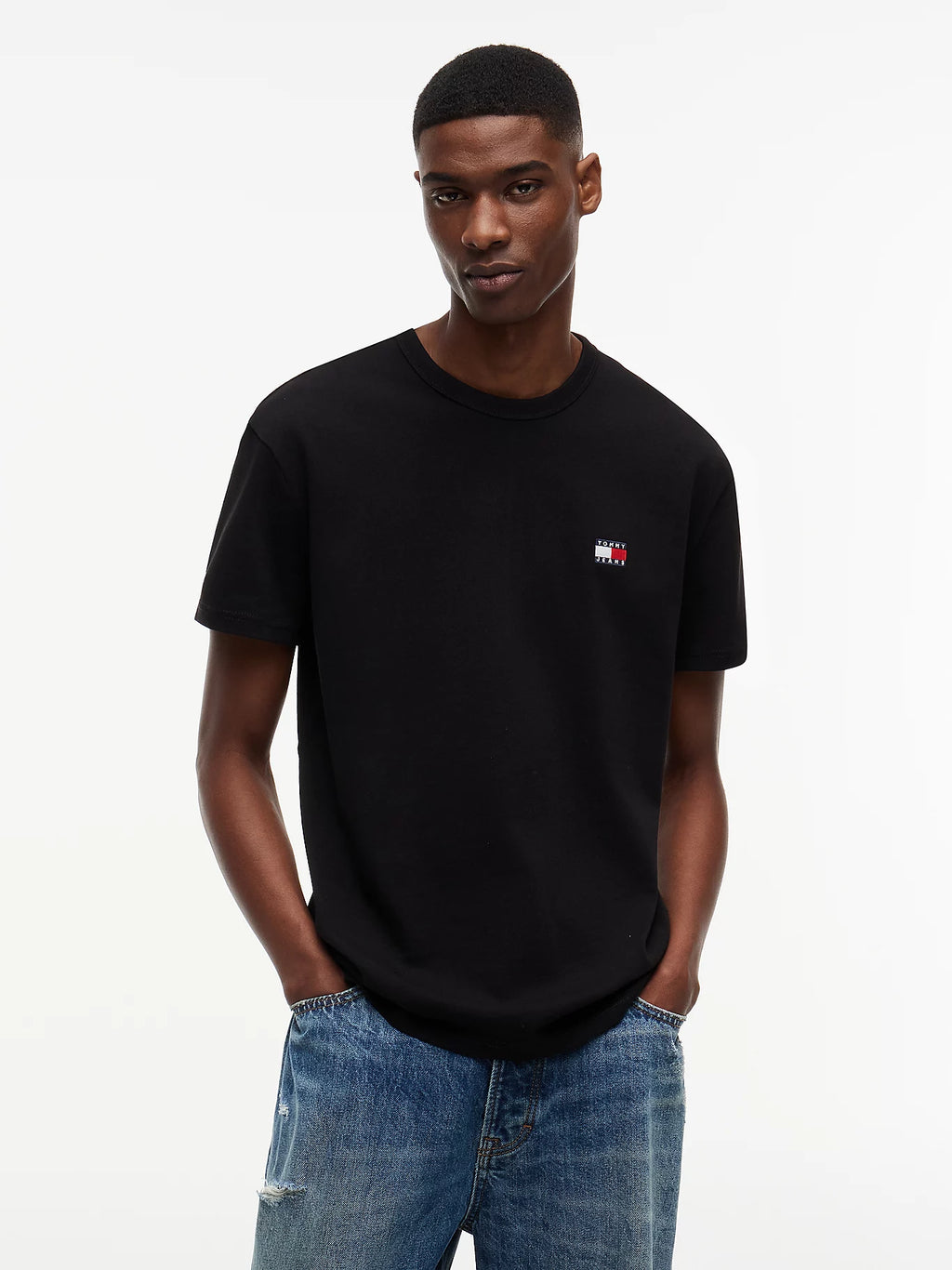 TOMMY JEANS REGULAR BADGE CAMISETA REGULAR FIT NEGRA