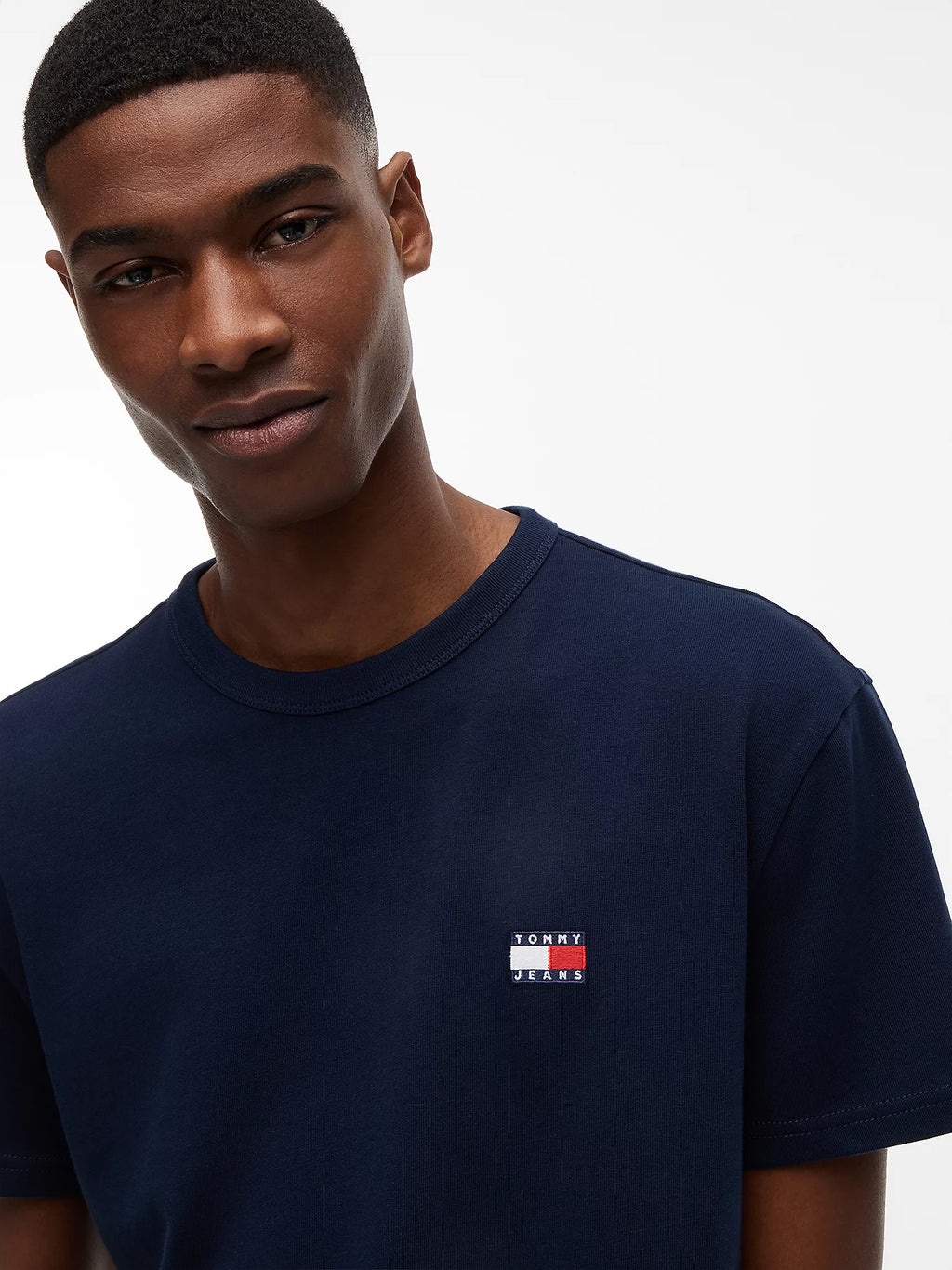 TOMMY JEANS REGULAR BADGE CAMISETA REGULAR FIT AZUL MARINO