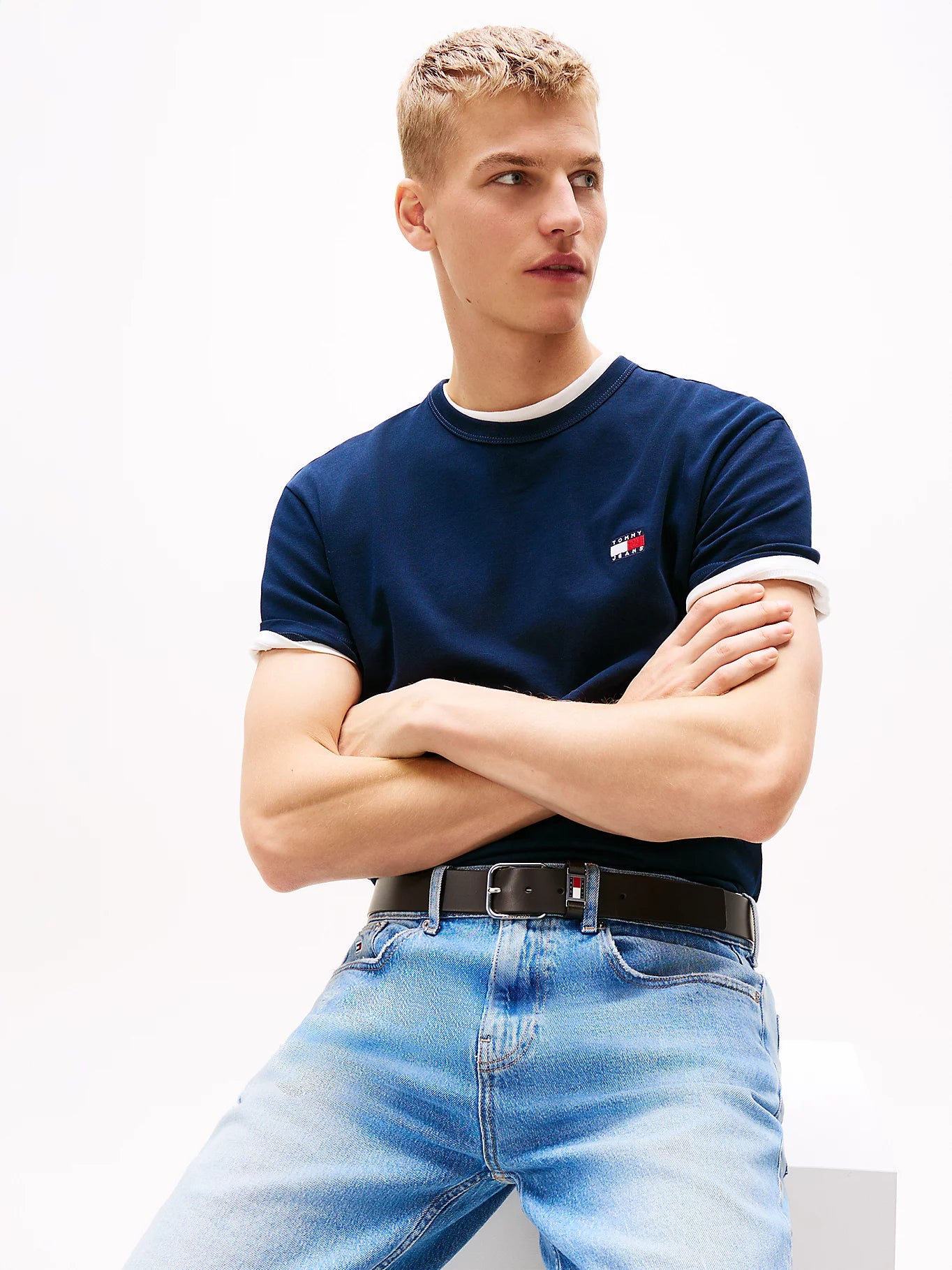 TOMMY JEANS REGULAR BADGE CAMISETA REGULAR FIT AZUL MARINO