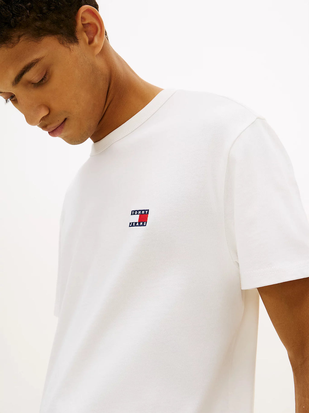 TOMMY JEANS REGULAR BADGE CAMISETA REGULAR FIT BLANCA