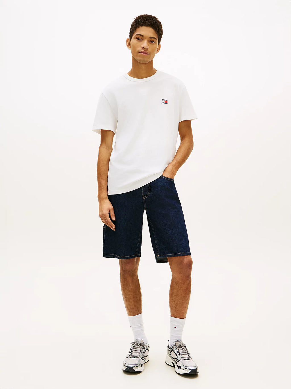 TOMMY JEANS REGULAR BADGE CAMISETA REGULAR FIT BLANCA
