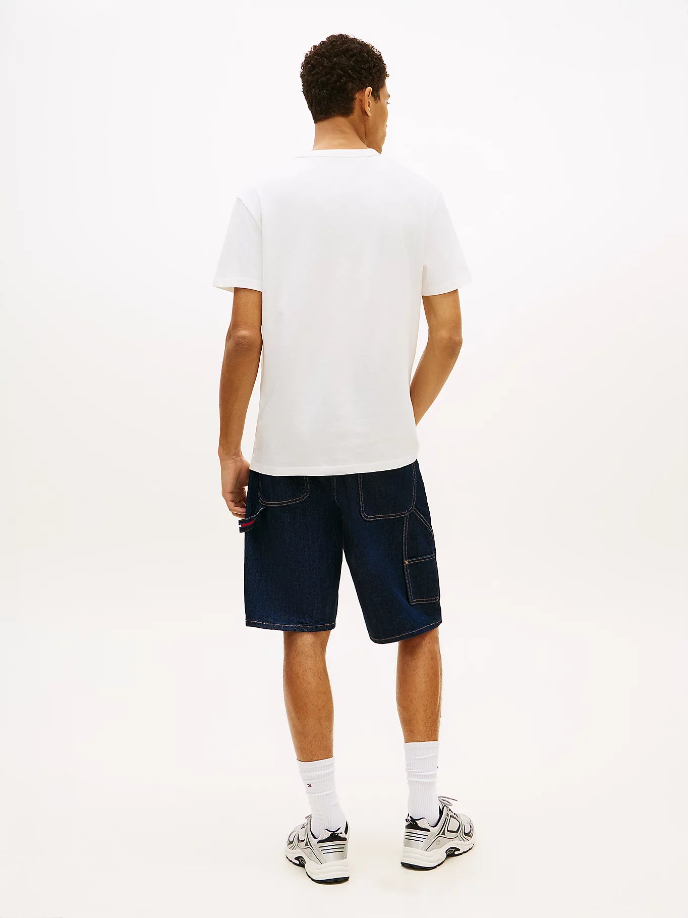 TOMMY JEANS REGULAR BADGE CAMISETA REGULAR FIT BLANCA