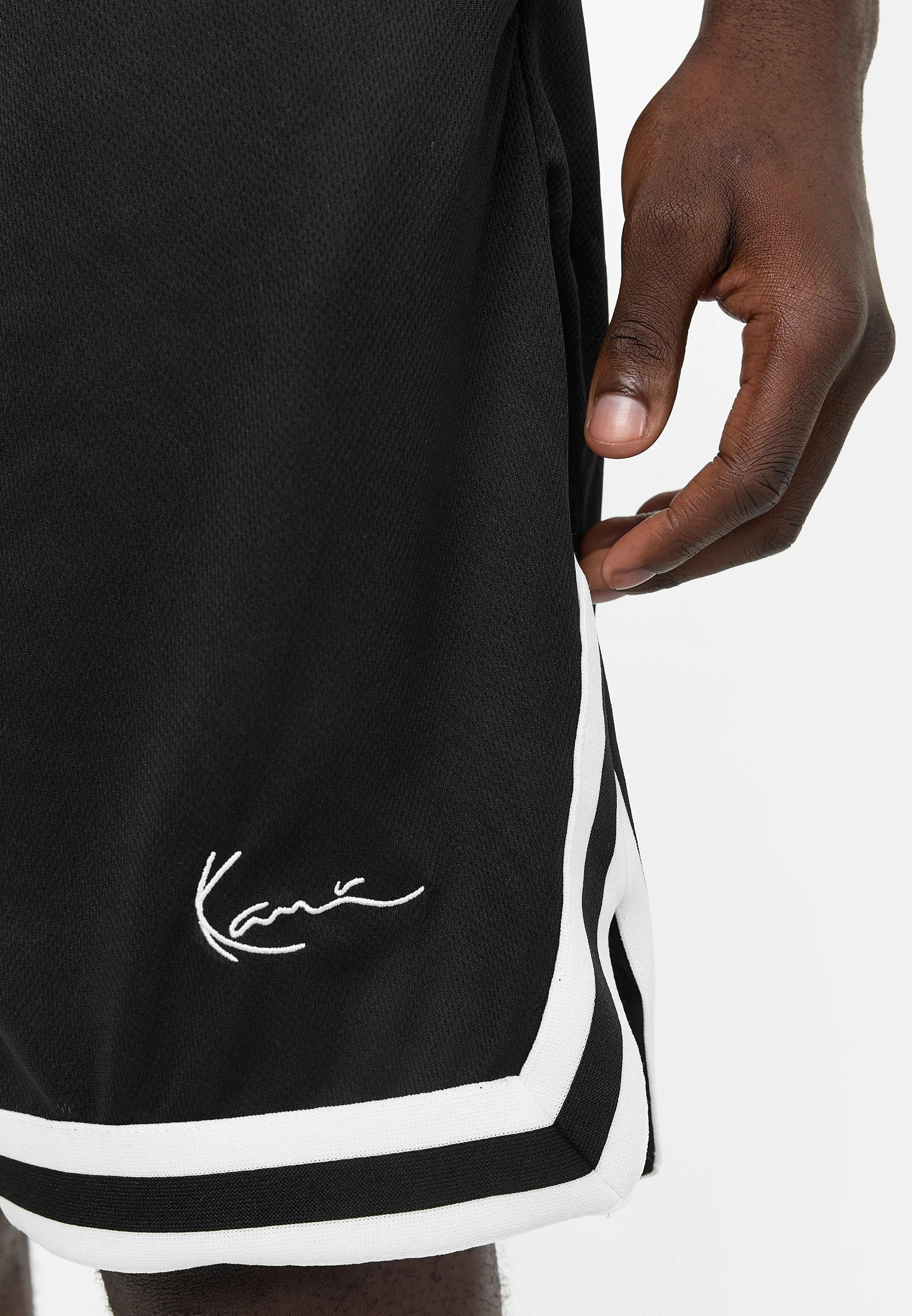 KARL KANI BERMUDA SIGNATURE NEGRA