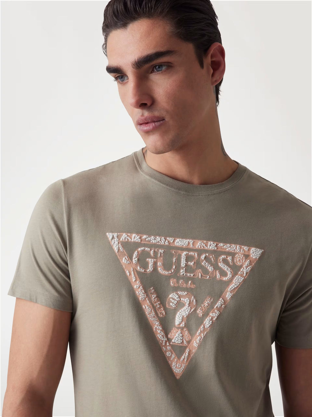 GUESS LOGOTIPO TRIÁNGULO CAMISETA REGULAR FIT VERDE OLIVA