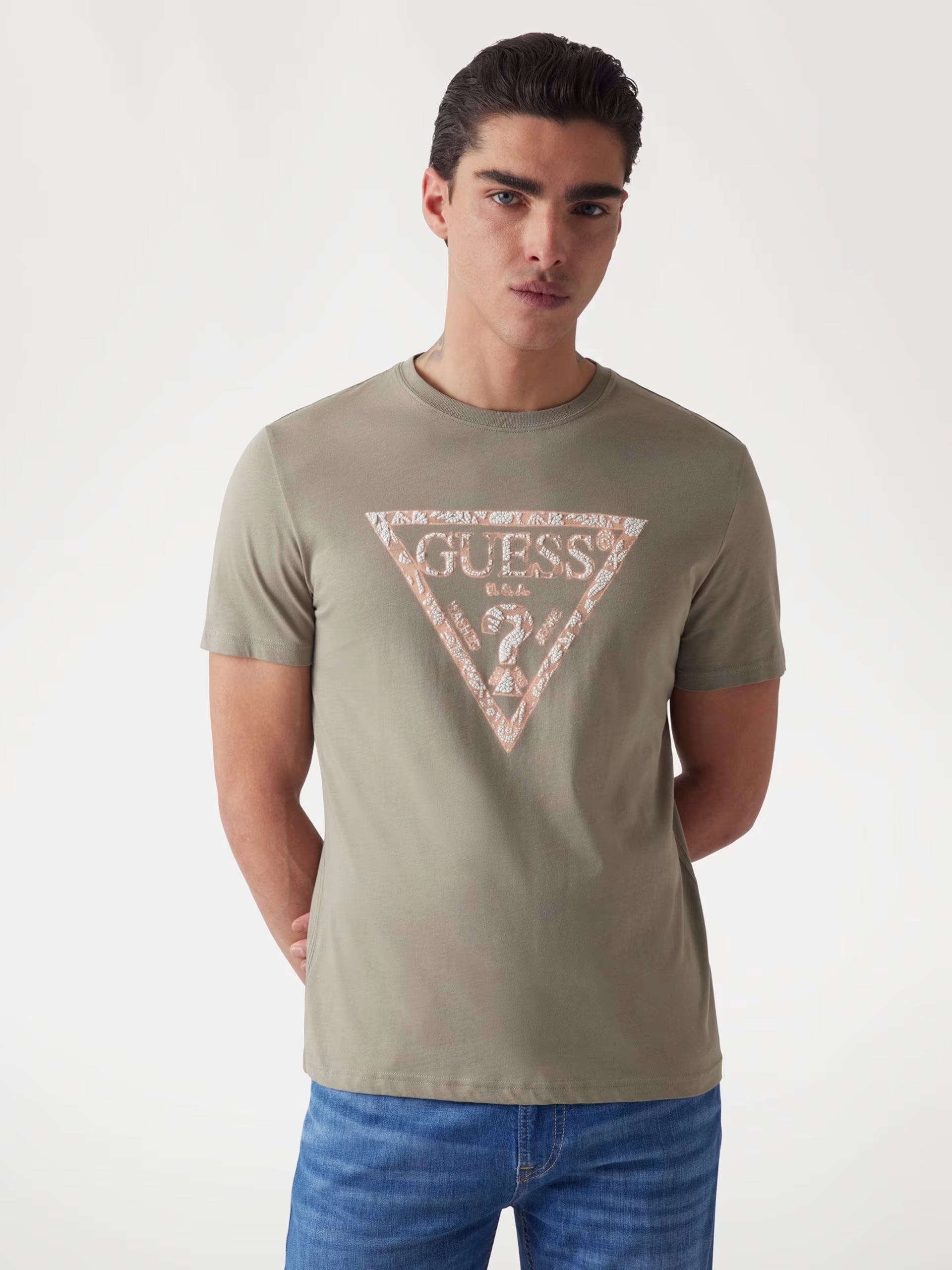 GUESS LOGOTIPO TRIÁNGULO CAMISETA REGULAR FIT VERDE OLIVA