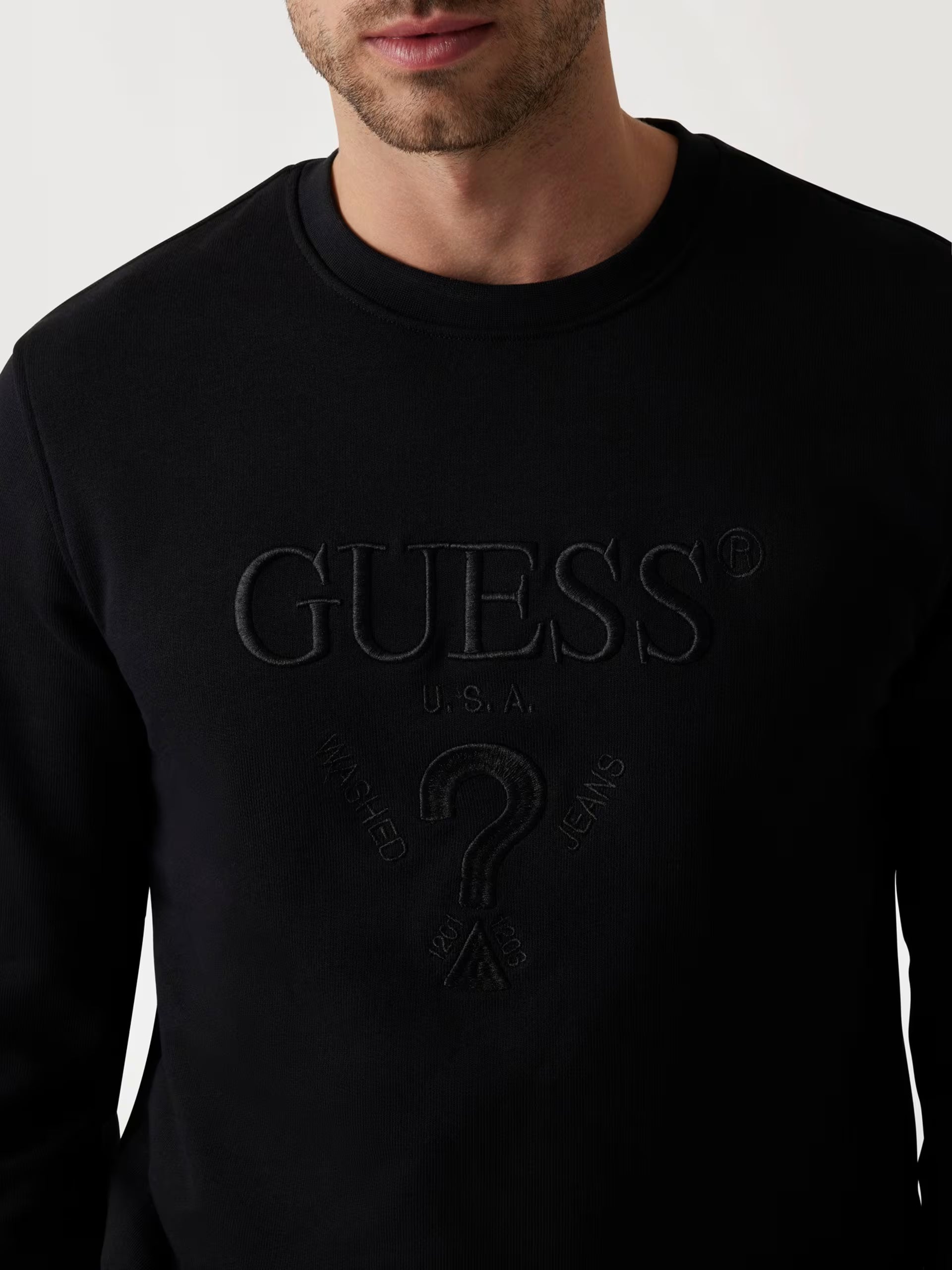 GUESS LOGOTIPO FRONTAL SUDADERA REGULAR FIT NEGRA