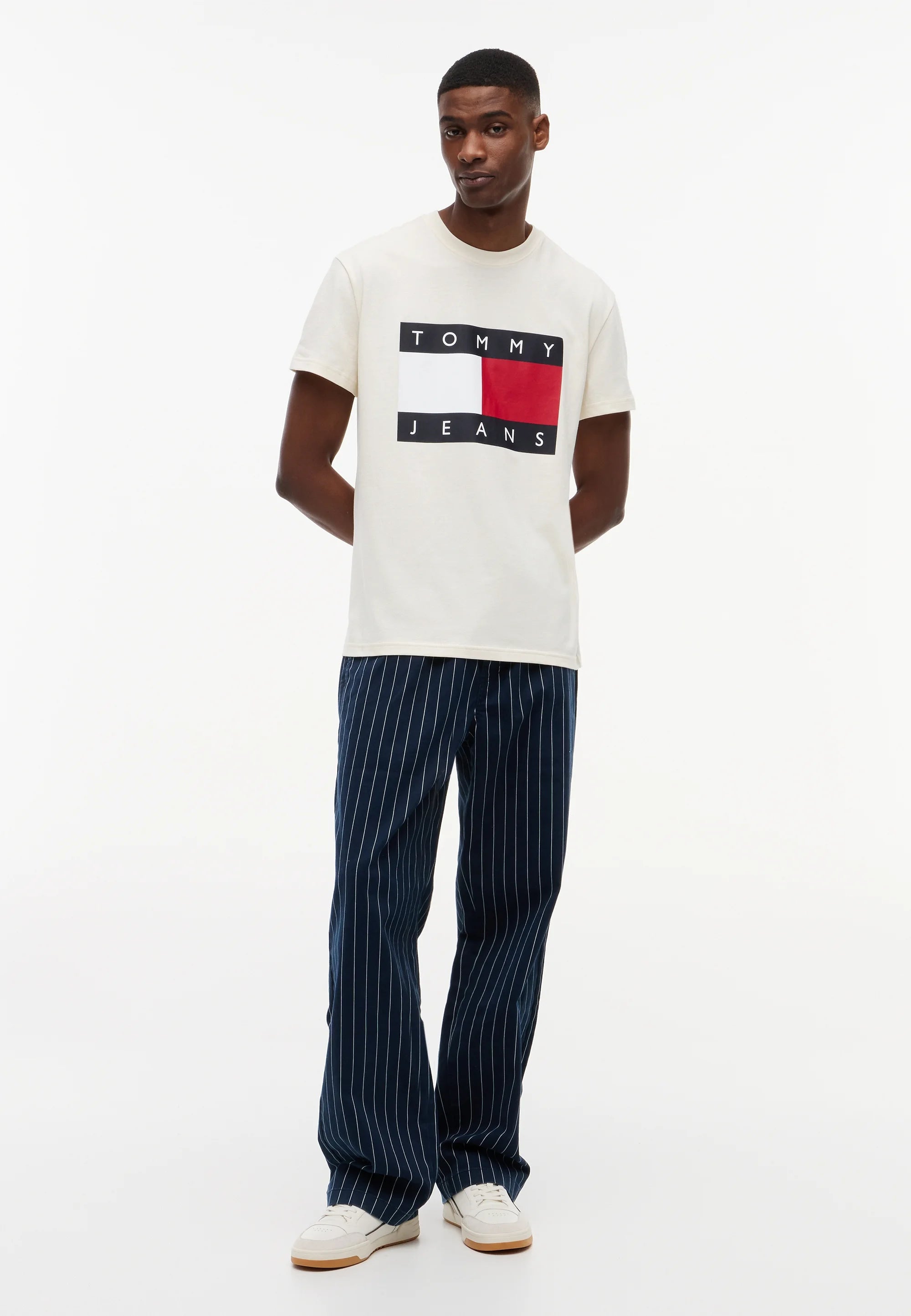 TOMMY JEANS CAMISETA LOGO BANDERA GRANDE REGULAR FIT BLANCO ROTO
