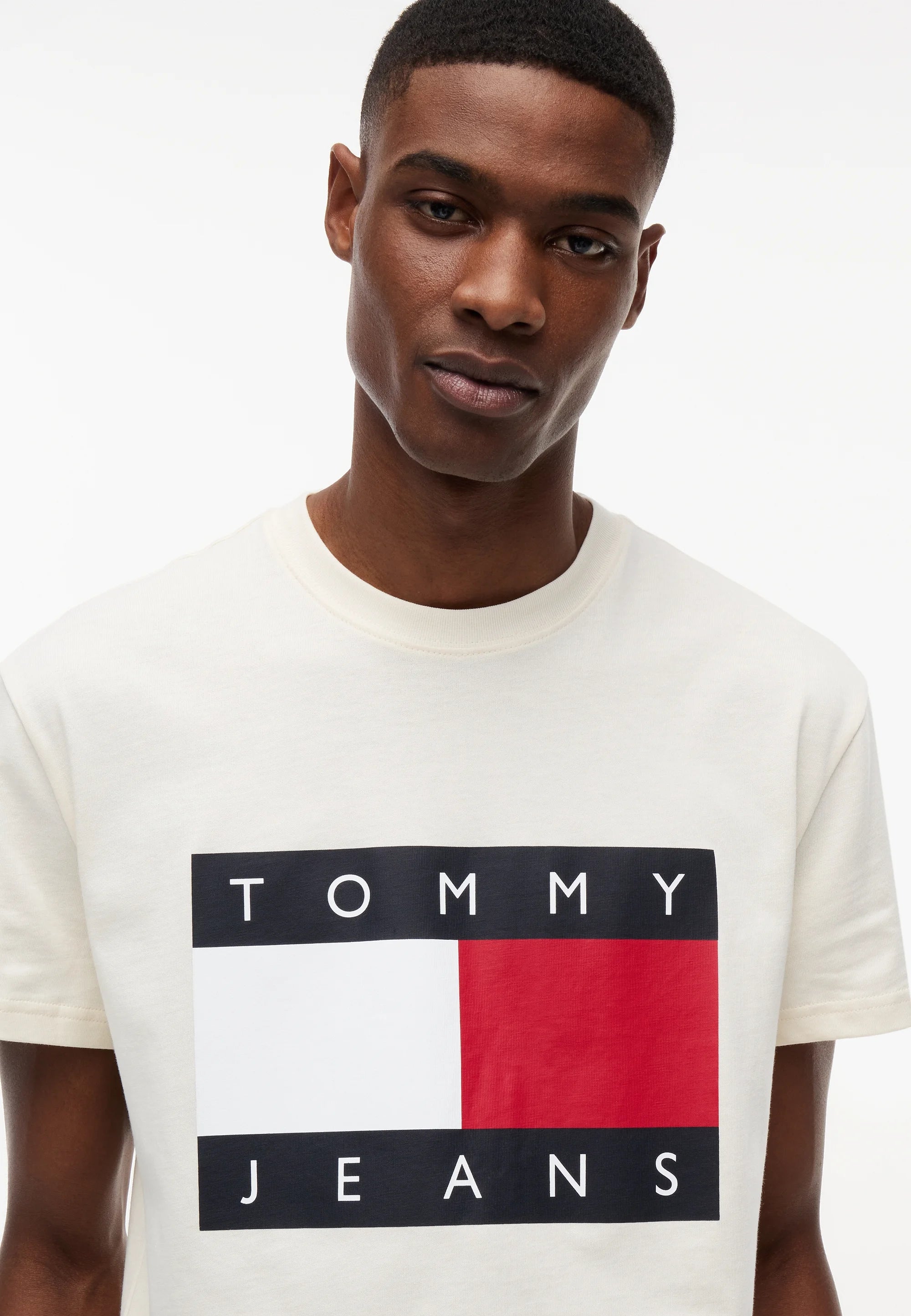 TOMMY JEANS CAMISETA LOGO BANDERA GRANDE REGULAR FIT BLANCO ROTO