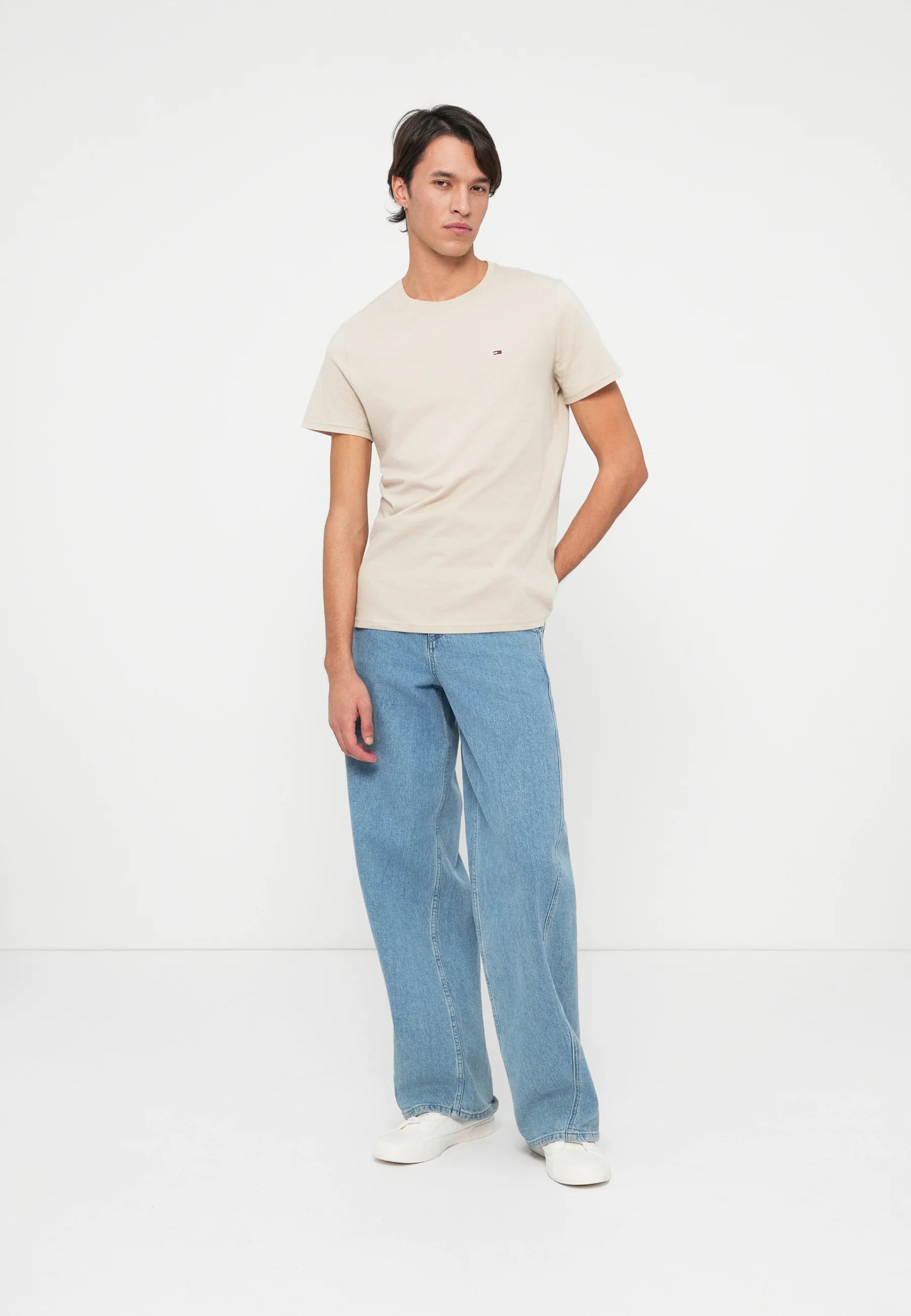 TOMMY JEANS CAMISETA LOGO PEQUEÑO BORDADO SLIM BLANCO ROTO