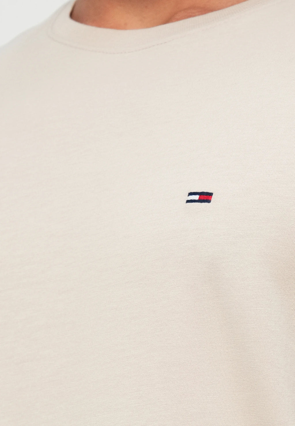 TOMMY JEANS CAMISETA LOGO PEQUEÑO BORDADO SLIM BLANCO ROTO