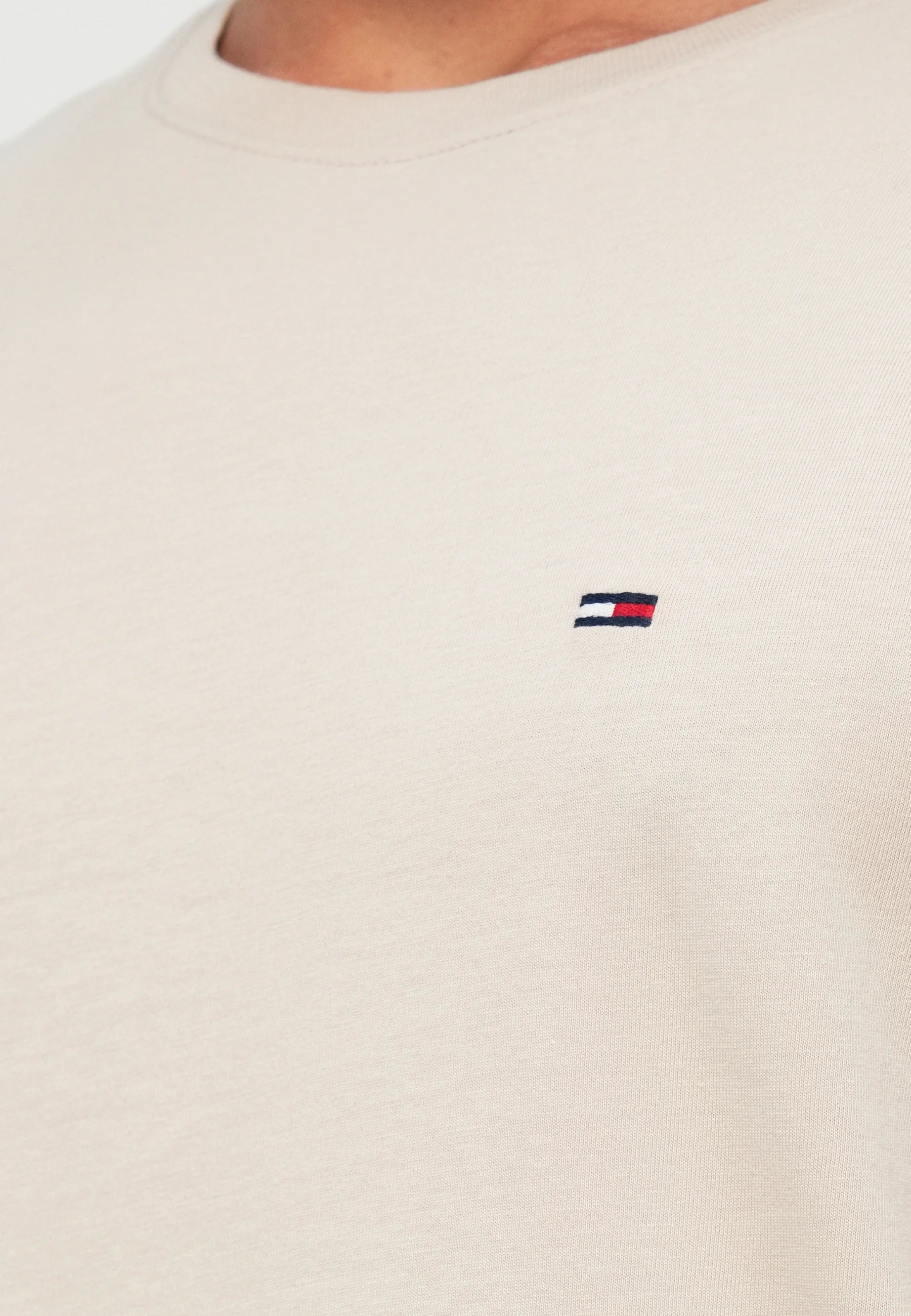 TOMMY JEANS CAMISETA LOGO PEQUEÑO BORDADO SLIM BLANCO ROTO