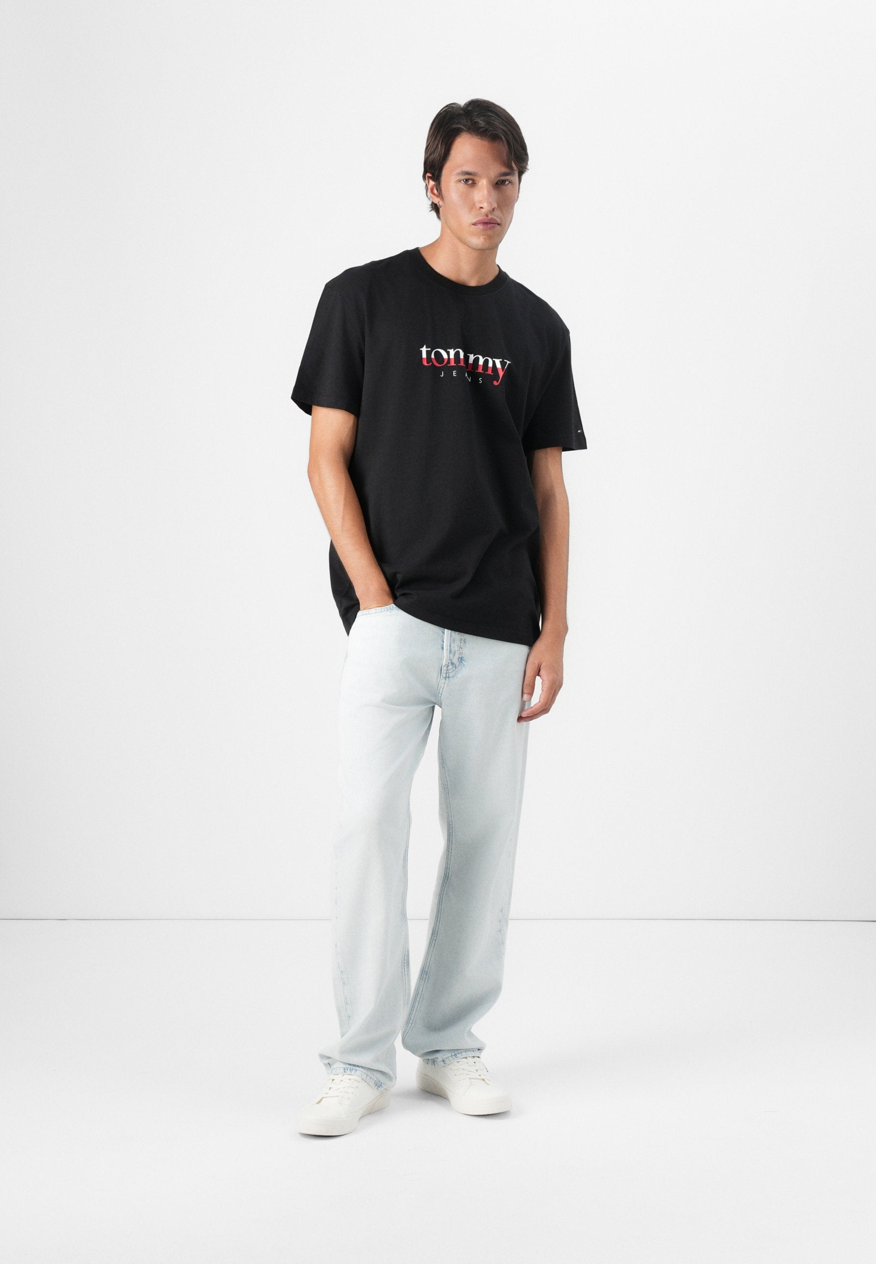 TOMMY JEANS LETRAS CAMISETA CUELLO REDONDO REGULAR FIT NEGRA