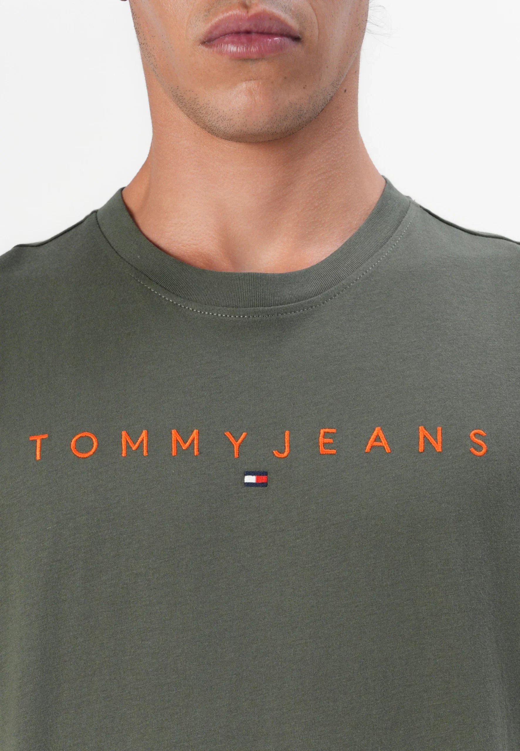 TOMMY JEANS CAMISETA LOGO LINEAR  REGULAR FIT VERDE OLIVA