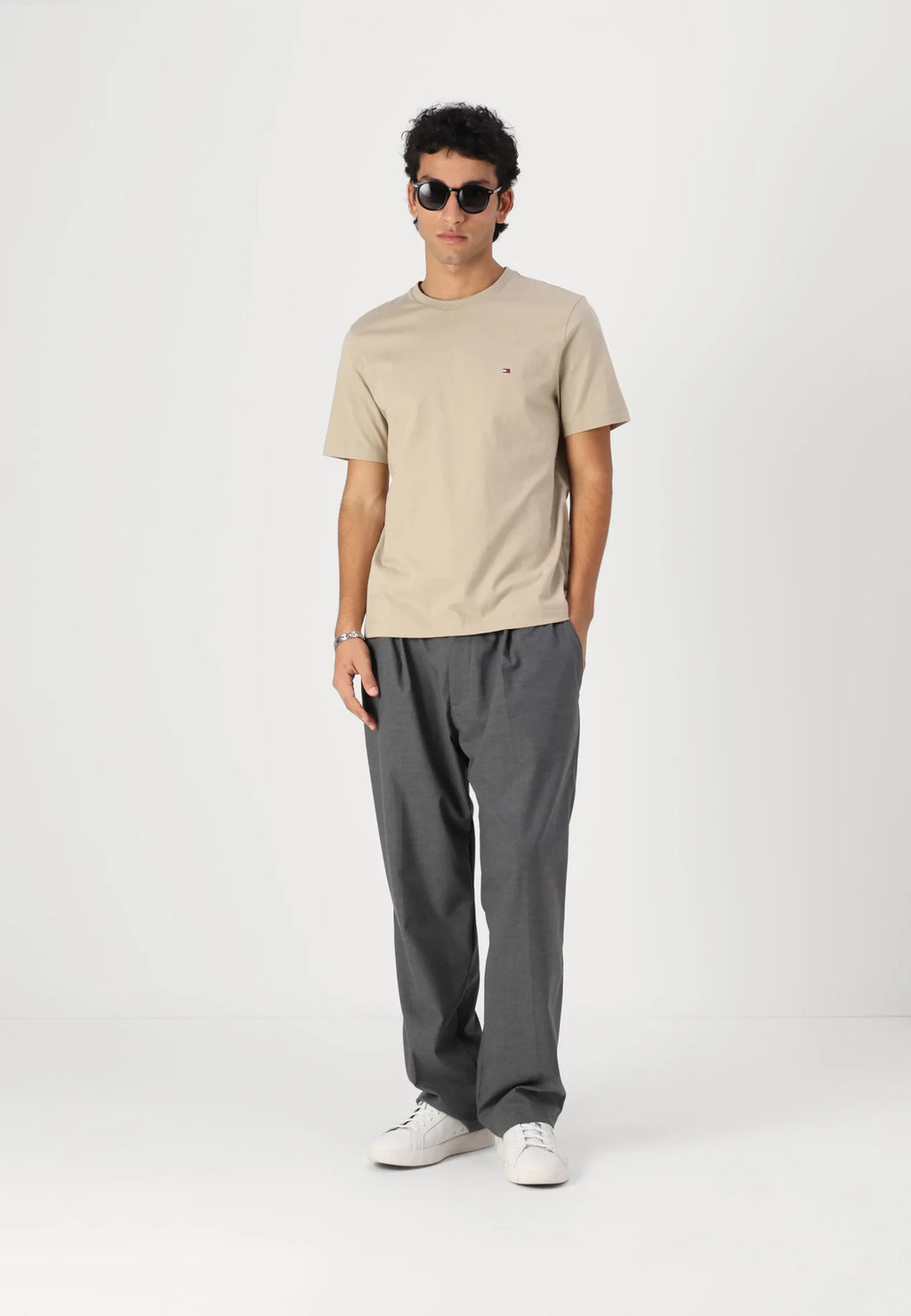 TOMMY JEANS CAMISETA REGULAR FIT MARRÓN