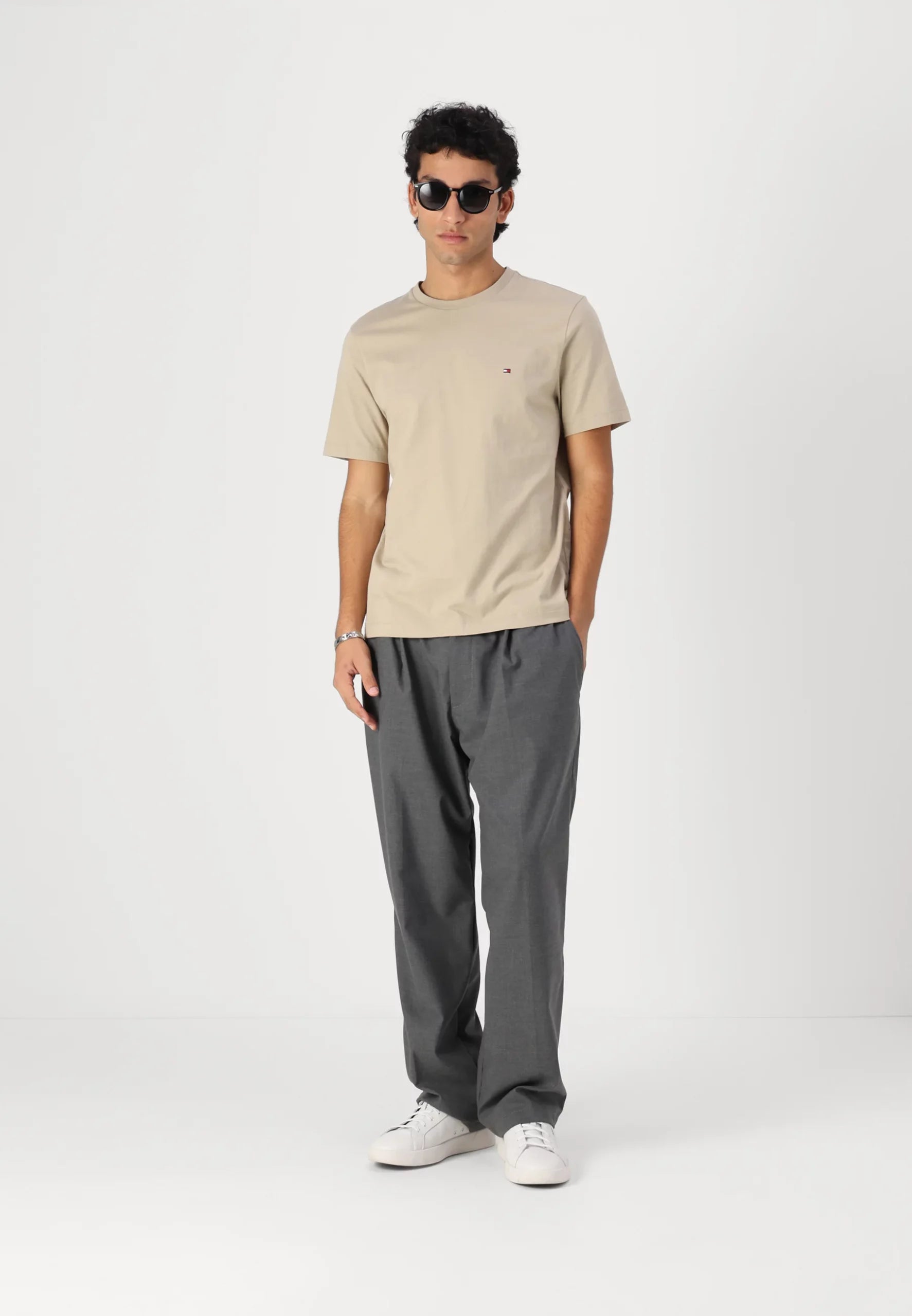 TOMMY JEANS CAMISETA REGULAR FIT MARRÓN
