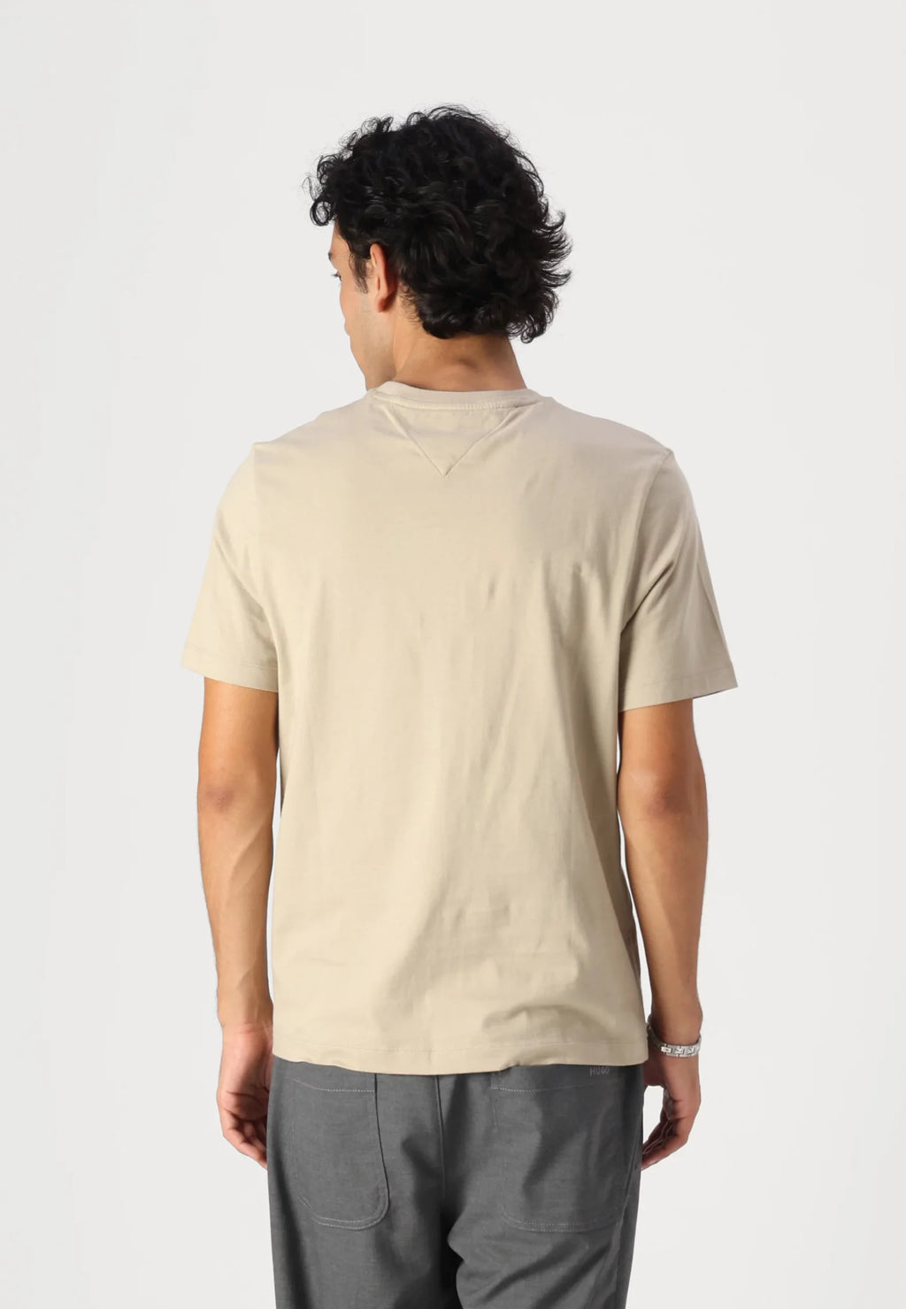 TOMMY JEANS CAMISETA REGULAR FIT MARRÓN
