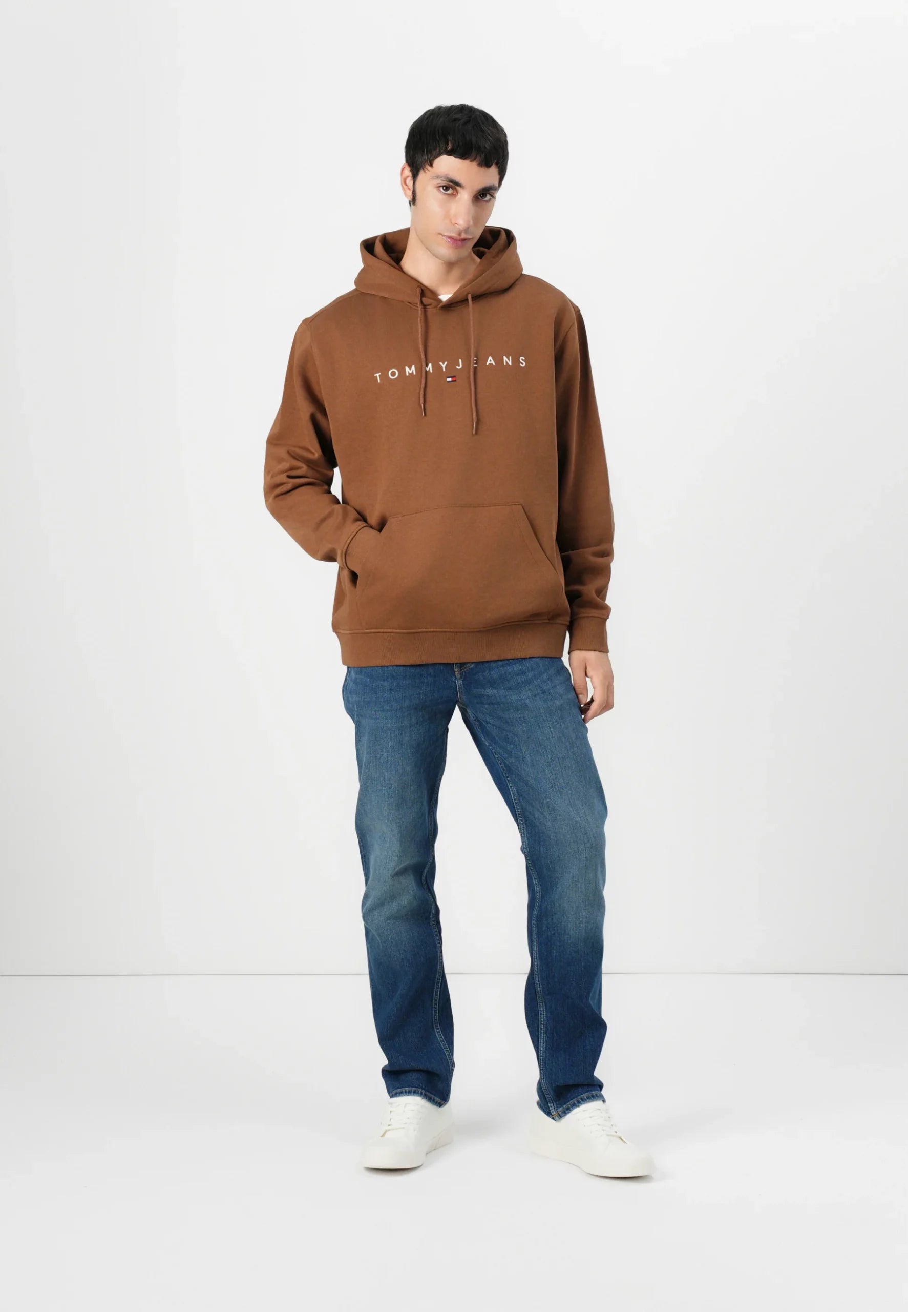 TOMMY JEANS SUDADERA CON CAPUCHA REGULAR FIT MARRÓN LOGO BORDADO BLANCO